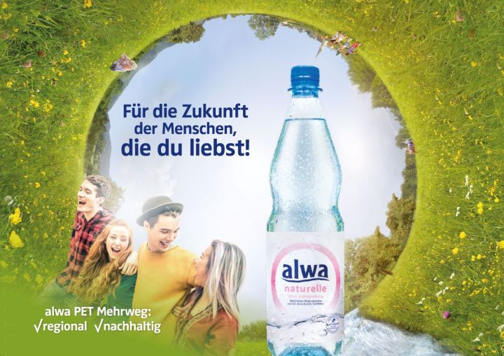 Jugendliche mit alwa-Logo und alwa Mineralwasser naturelle